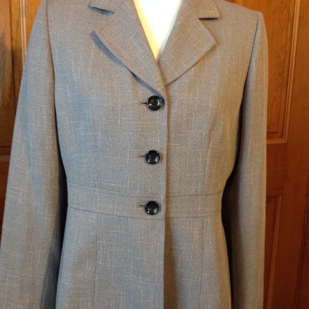 Le Suit Essentials fully lined, long sleeve, gray pin striped jacket size 8p